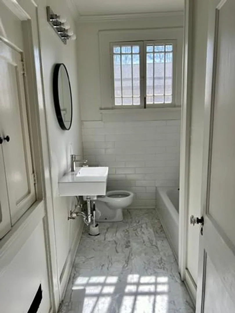 Spacious Three Bedroom Two Bath in Central High Historic District — Photo 4