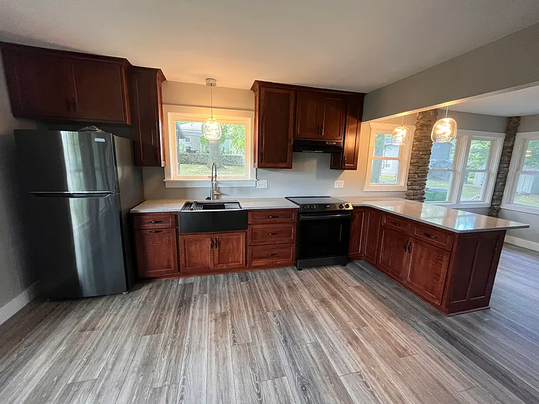 936 N Crown Hill Rd — Photo 1