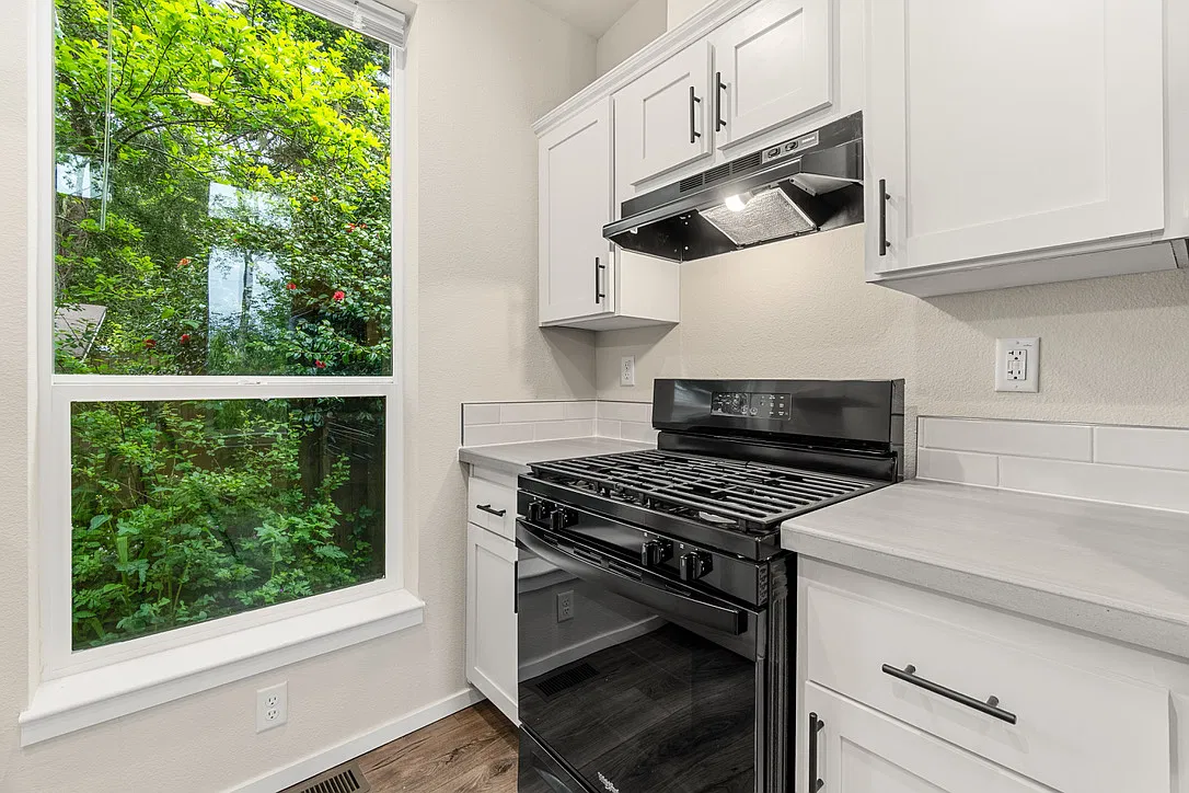 3 bed, 900 sqft, $2,200 — Photo 2
