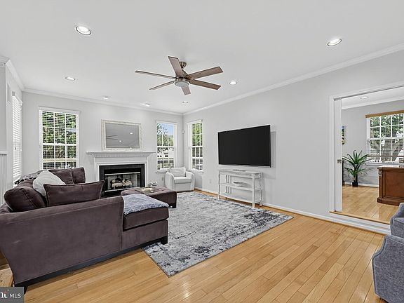 5th image of 128 Renaissance Dr