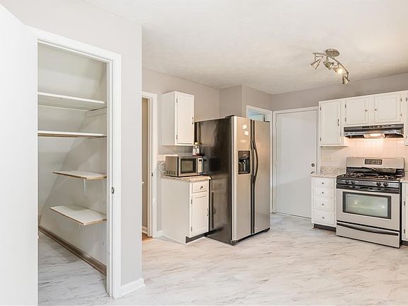 4th image of 1351 Creekwood Cv