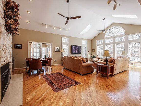 5th image of 4 Merryhill Ln