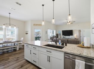 127 Paradise Dr, Rockport, TX 78382