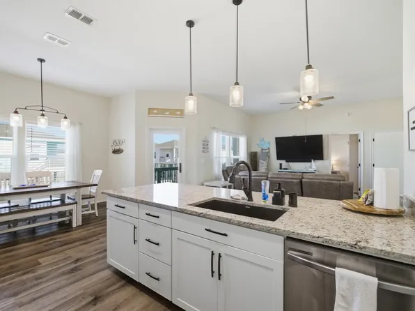 127 Paradise Dr, Rockport, TX 78382