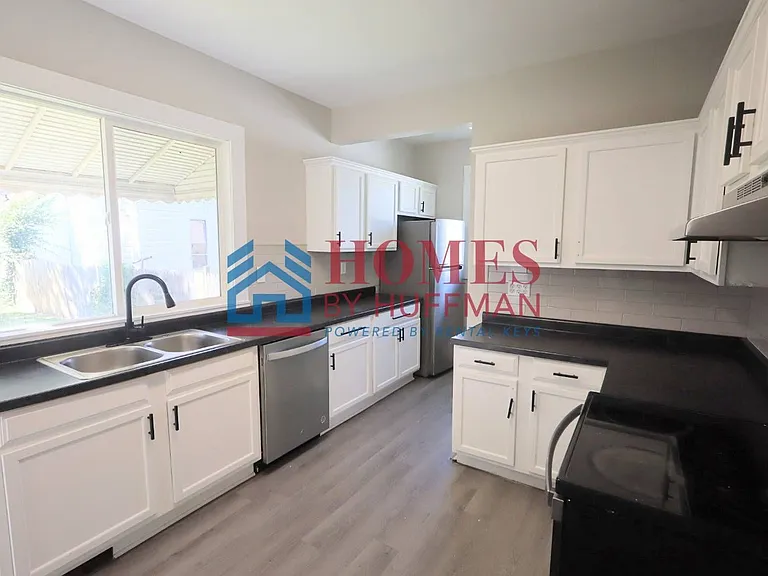 605 Madison Ave — Photo 8