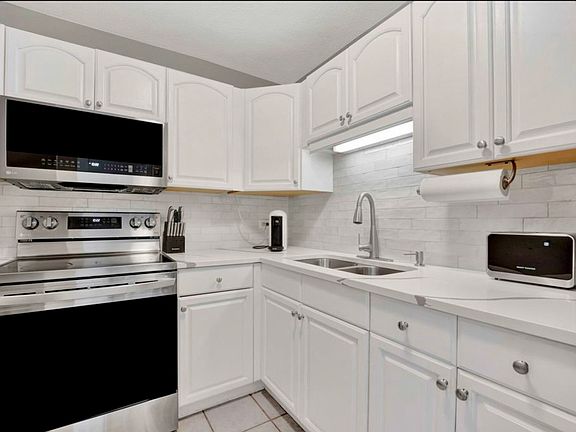 2nd image of 405 N Wabash Ave #10R