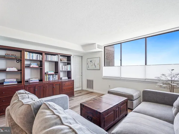 10101 Grosvenor Pl APT 910, Rockville, MD 20852