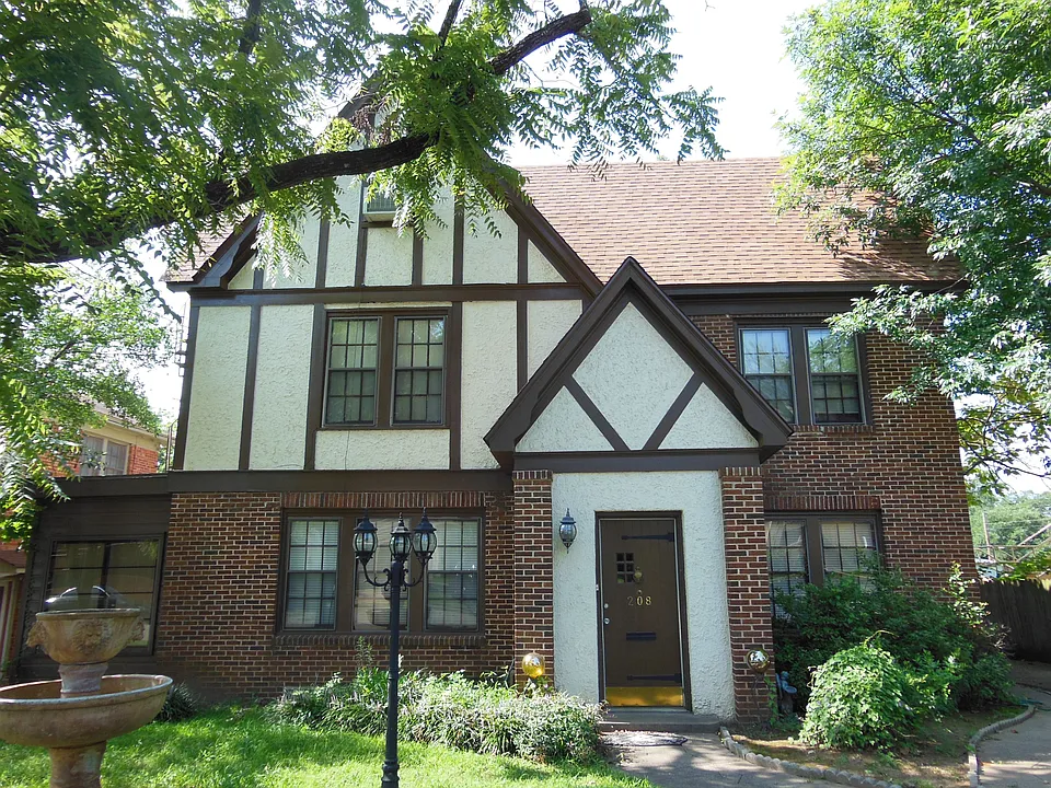 208 W Phillips St #200