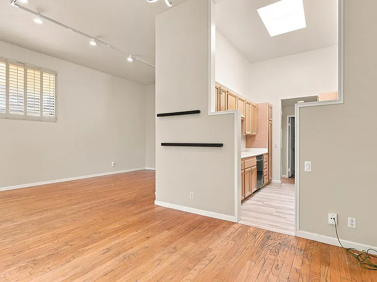814 Balboa Ln — Photo 2
