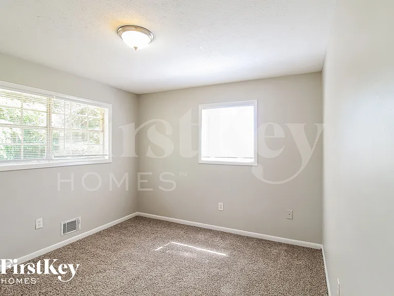 1021 Meadowbrook Ln NW — Photo 11