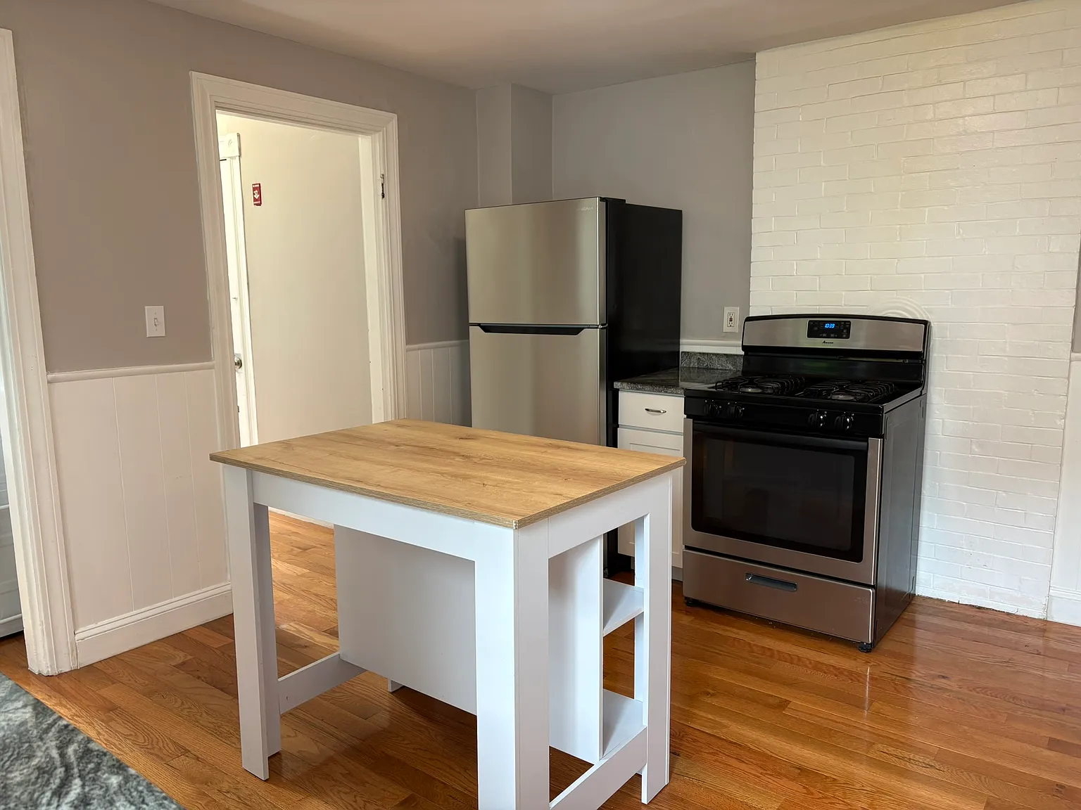 3 bed, 1200 sqft, $3,300 — Photo 2
