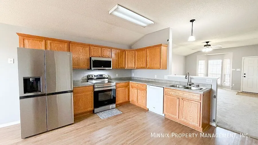 3 bedroom/2 bath | Frenship ISD| 6509 89th St.| Landscaping Included — Photo 4