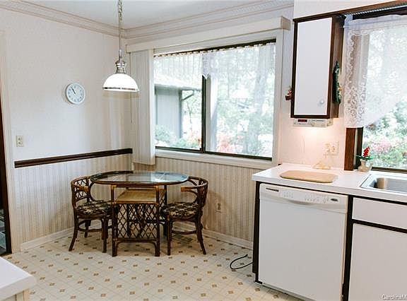 3rd image of 54 Laurelwood Cir W