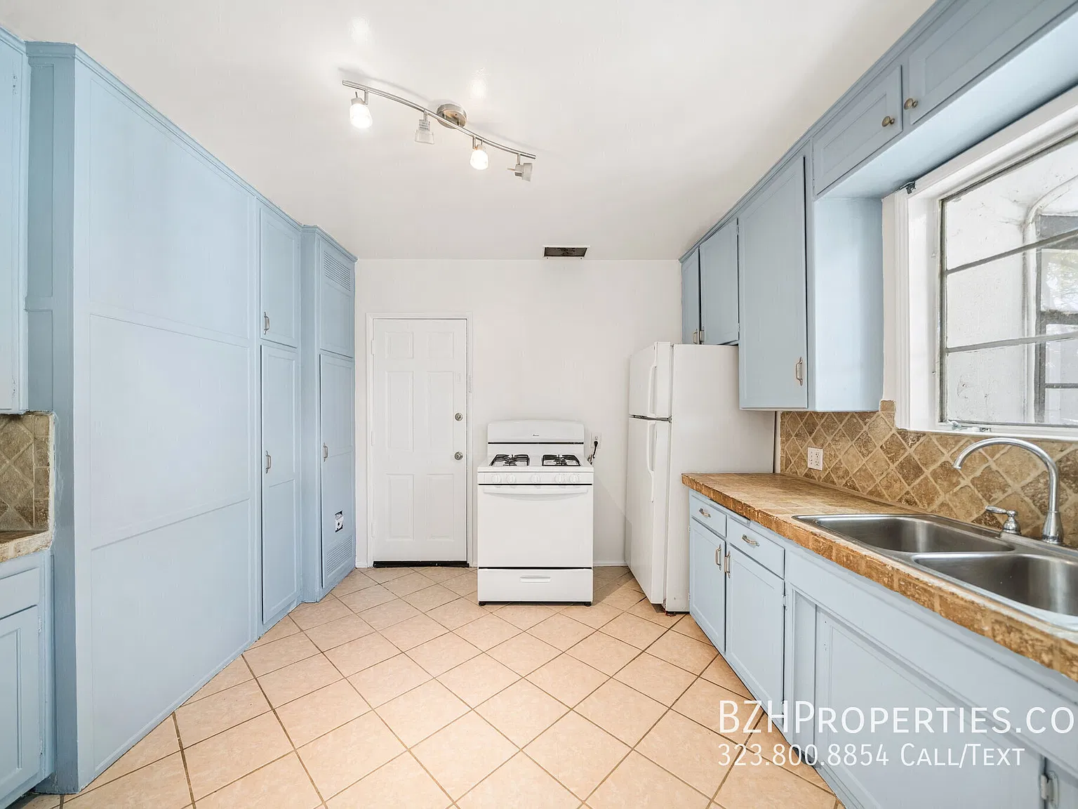 Sunny West Hollywood 1 Bedroom with Parking & Classic Character — Photo 4