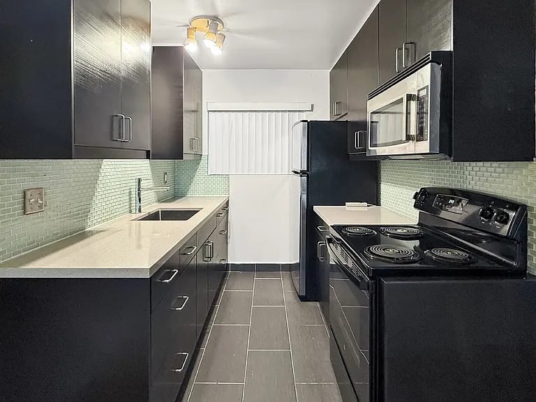 480 Crescent — Photo 24