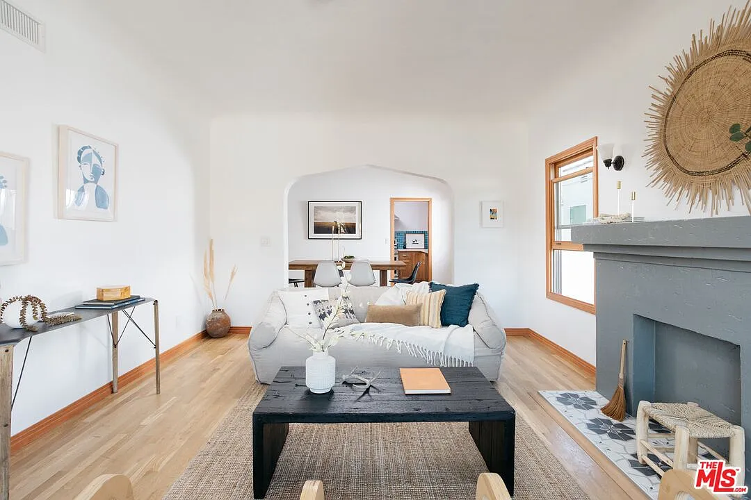 2 bed, 2.0 bath, 1300 sqft, $4,200 — Photo 2