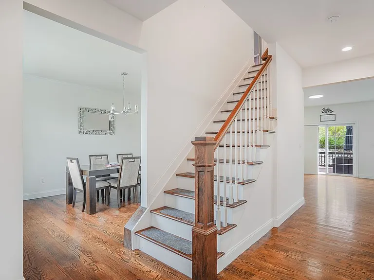 149 Stratford Dr — Photo 4