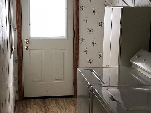 4th image of 901 Crest Ave