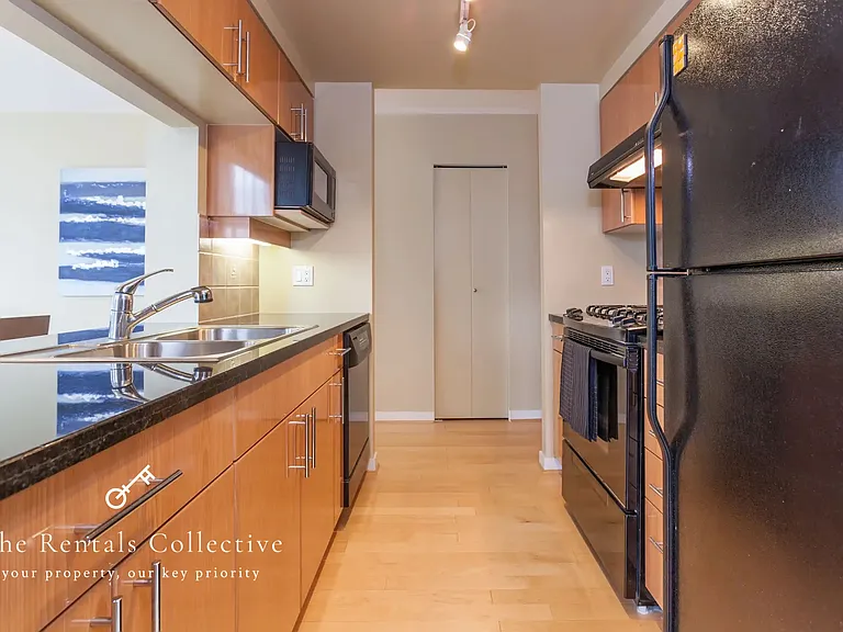 1077 Marinaside Cres #1207 — Photo 7