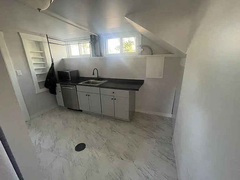 426 E Prospect Rd — Photo 17