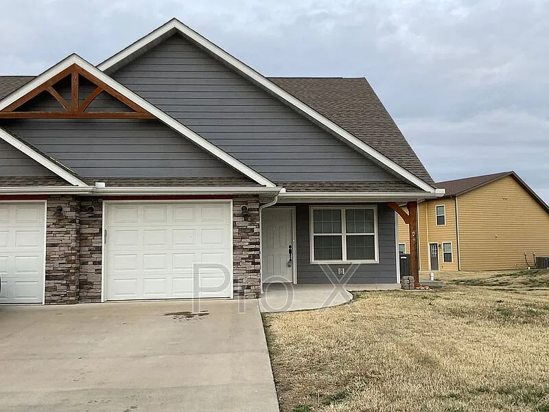 3 bed, 2.0 bath, 1560 sqft, $1,335 — Photo 1