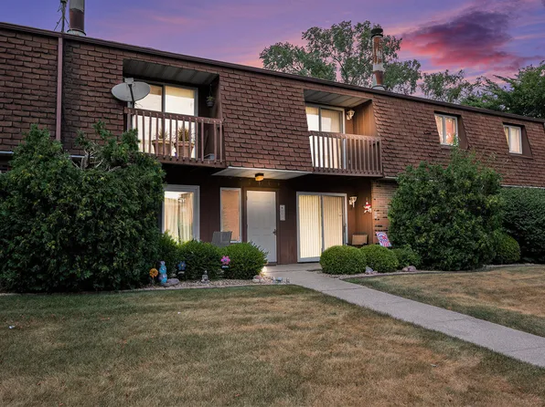 1444 Woodview Dr APT 10, Crown Point, IN 46307