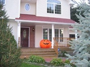 92 Woodbury Rd, Hauppauge, NY 11788