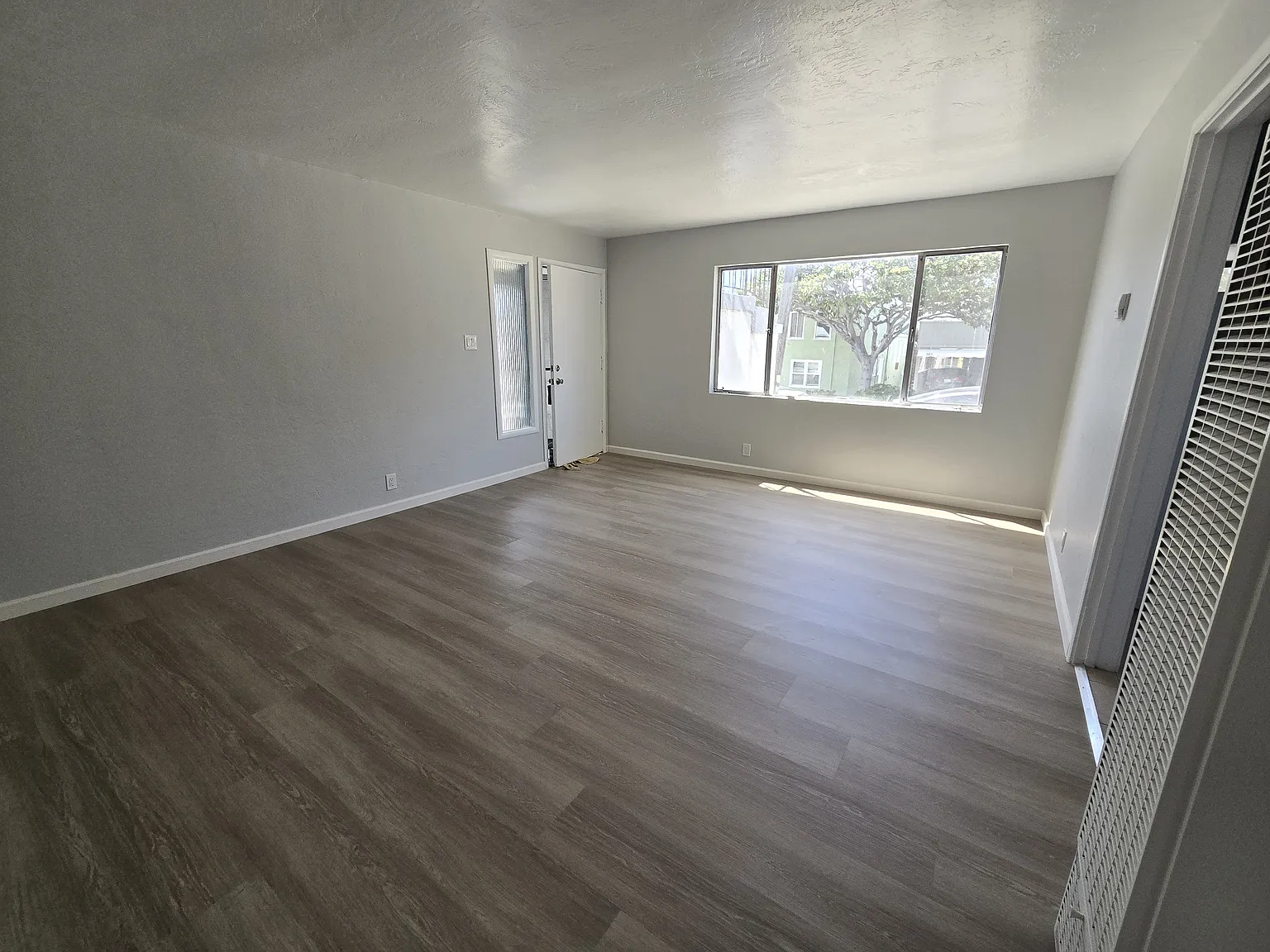 2 bed, 850 sqft, $2,300 — Photo 2
