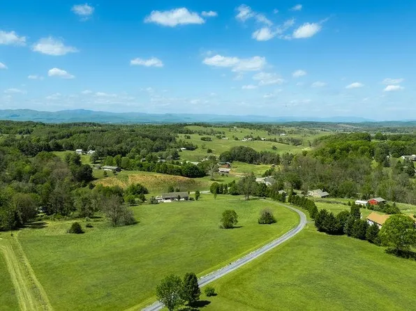 112 Guernsey Ln, Staunton, VA 24401