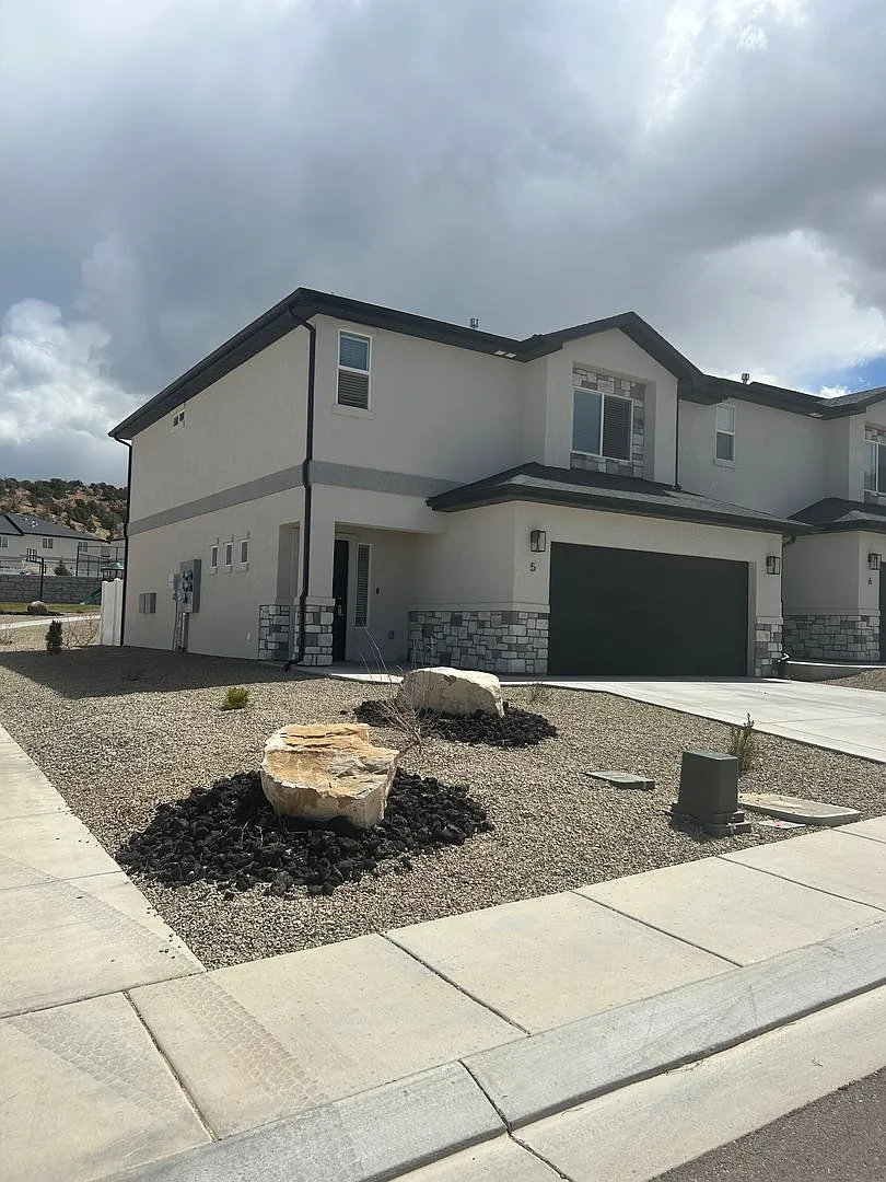 Beautiful upgraded end unit! 3 bedroom, 2.5 bathroom townhome in Cedar City! — Photo 1
