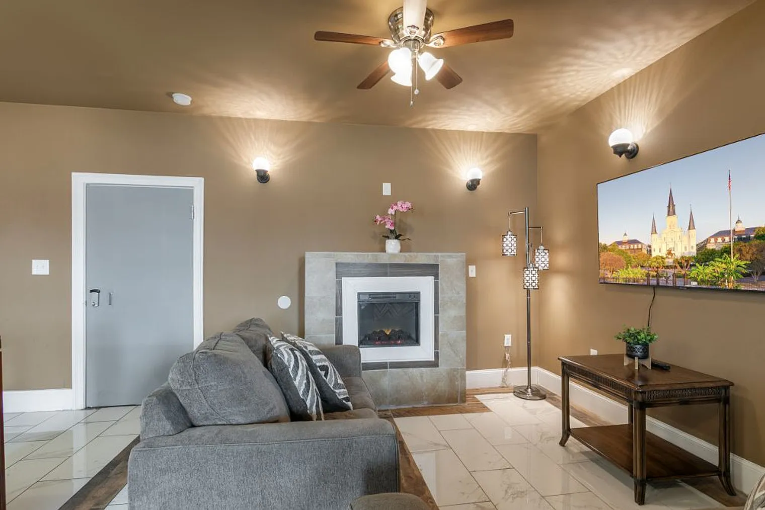 3 bed, 2.0 bath, 1797 sqft, $7,337 — Photo 2