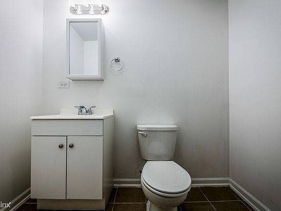 7823 S Euclid Ave Apartments Chicago Bathroom_2