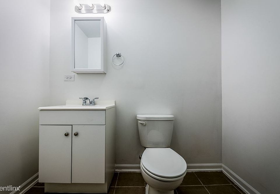7823 S Euclid Ave Apartments Chicago Bathroom_2