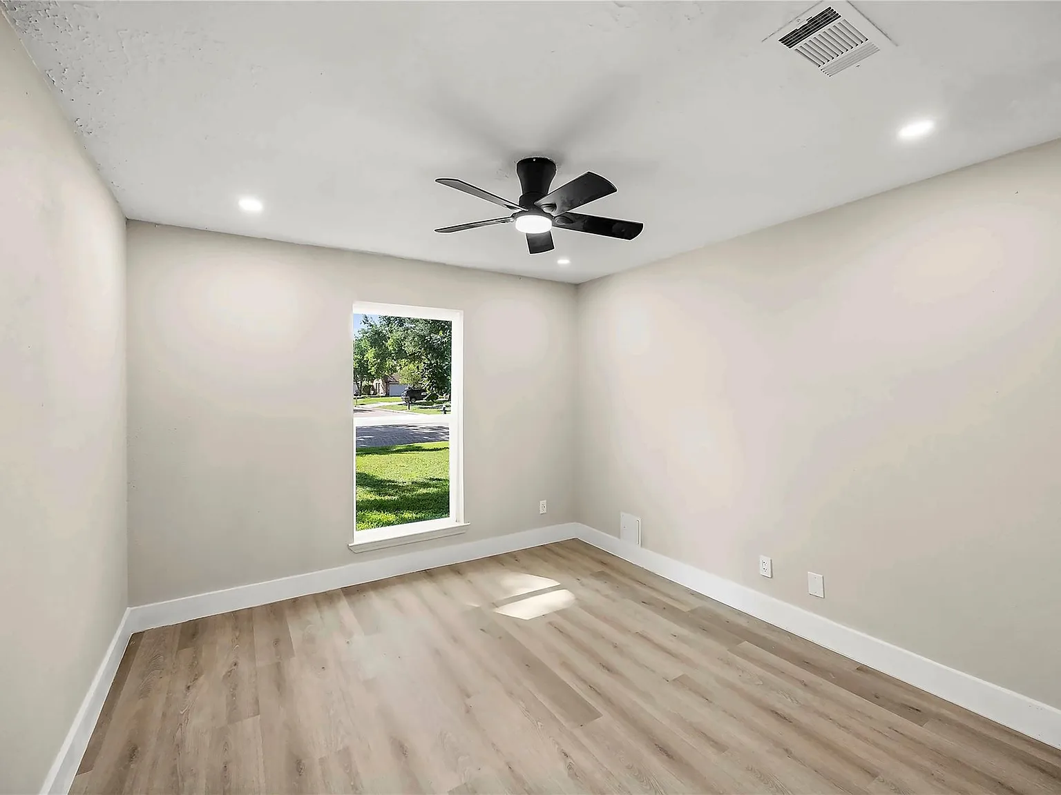 4 bed, 2.0 bath, 1760 sqft, $2,200 — Photo 4