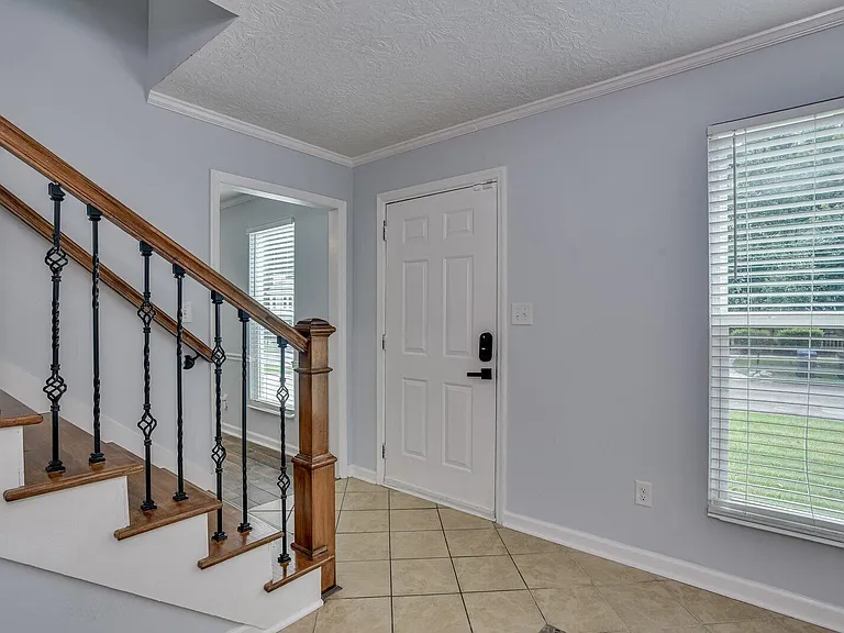 2211 Pleasant Dr — Photo 5
