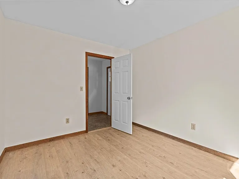 1672 Sweet Hollow Rd — Photo 21