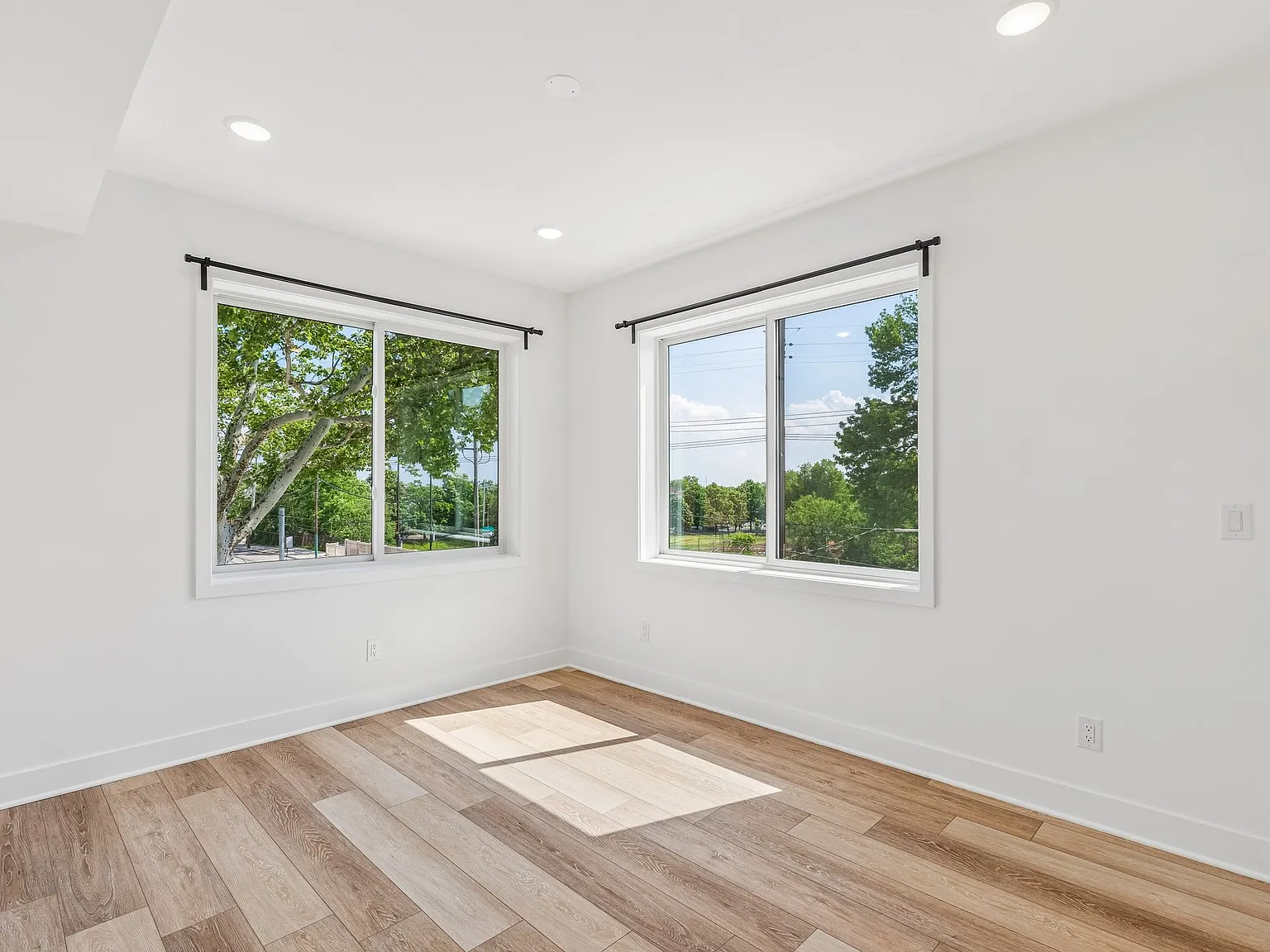 2 bed, 1.5 bath, 945 sqft, $1,960 — Photo 3
