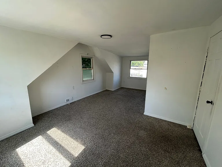77 Wise Ave — Photo 17