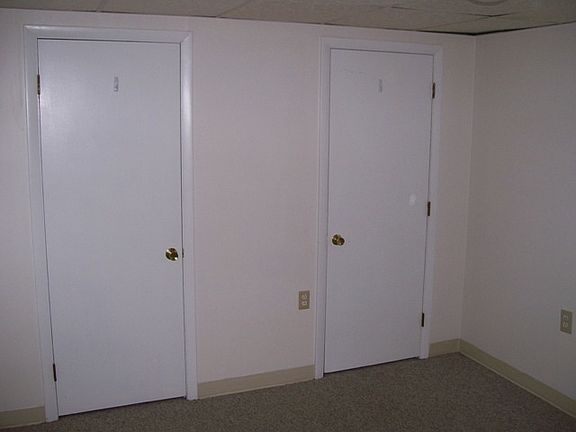 Bedroom w/ 2 closests