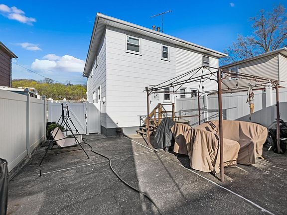 5th image of 86 Oneida Ave