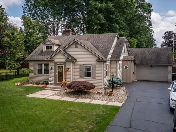 1402 Highland Rd, Sharon, PA 16146