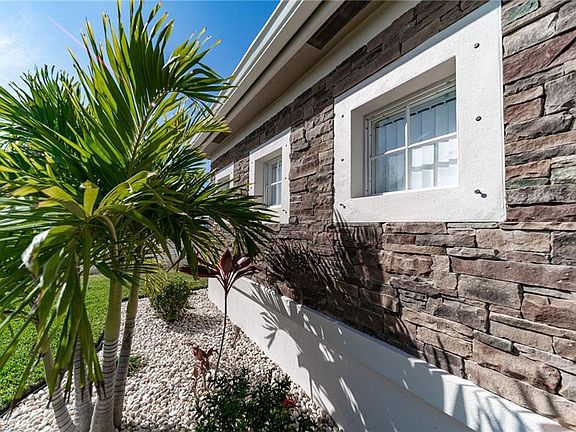 5th image of 722 NW 38th Ave
