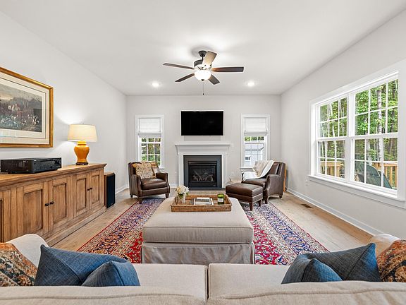 4th image of 334 Forest Glen Ln