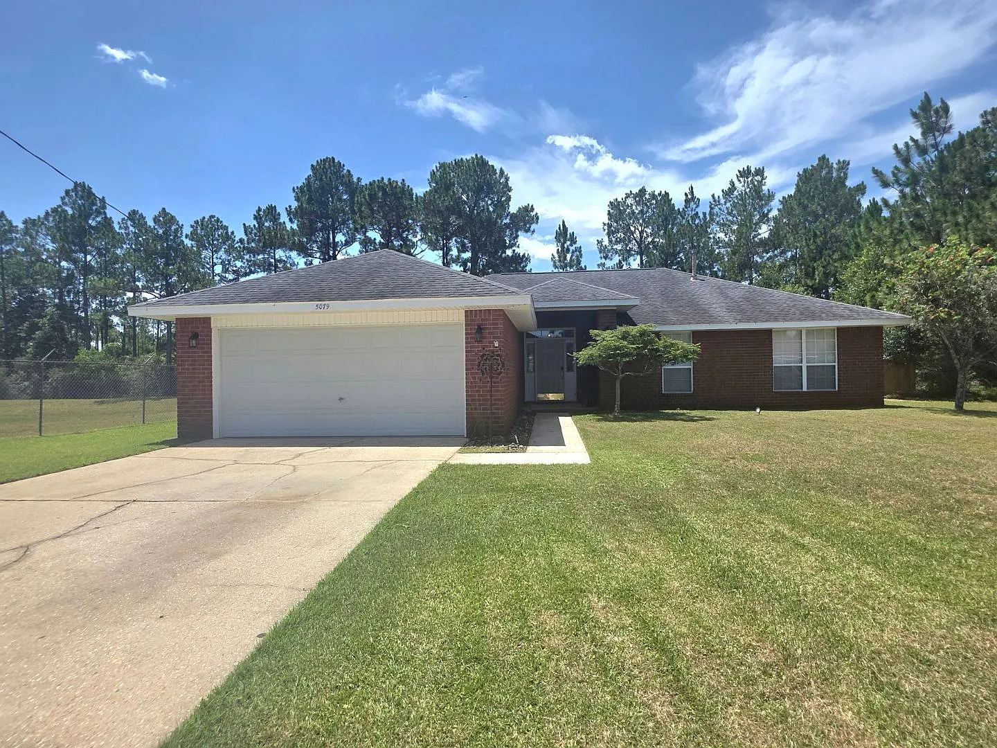 4BR/2BA Home with Gas Cooking, Fireplace & Large Fenced Yard Near NAS — Photo 2