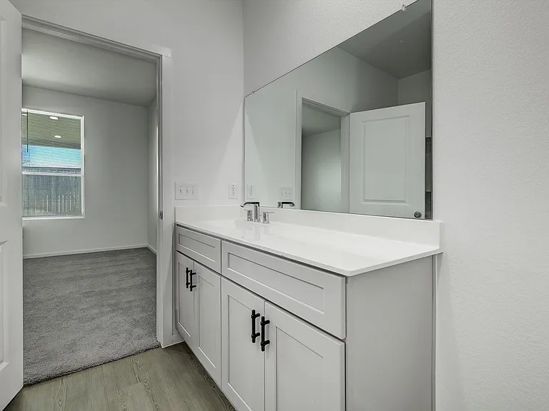511 Louis Ln — Photo 3