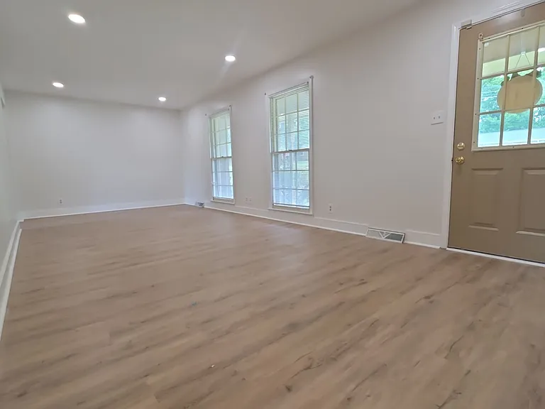2613 Skyline Dr NW — Photo 2
