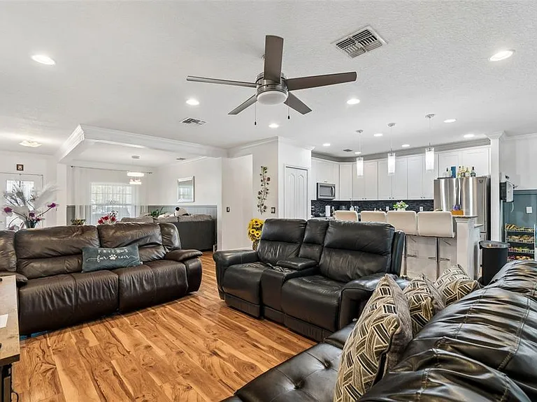 13046 Linden Dr — Photo 6