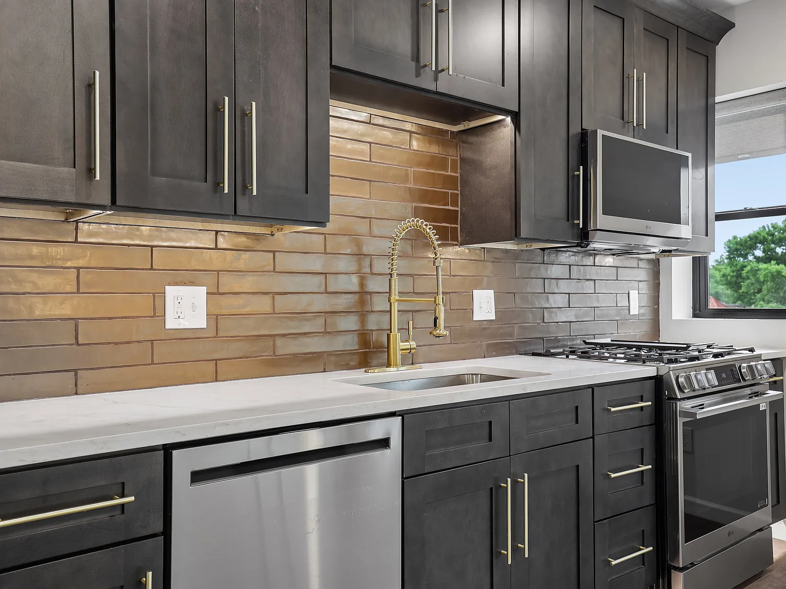 3 bed, 786 sqft, $2,975 — Photo 3