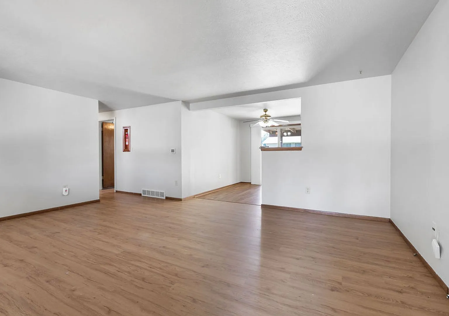 Charming 3-Bedroom Brick Ranch for Rent in Loveland! — Photo 4