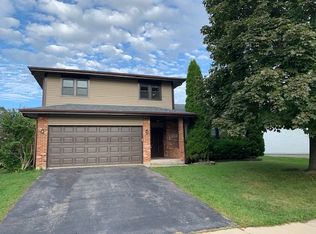 475 Cimarron Dr W, Aurora, IL 60504